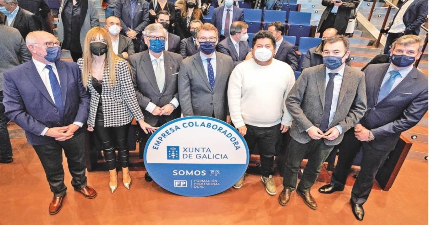 The president of the Xunta, Alberto Núñez Feijóo, in the center, at a moment of the act held in the Cidade da Cultura with representatives of the companies that collaborate with the FP
