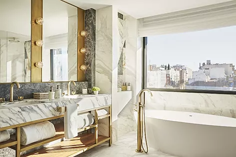 Imagen del lujoso baño de la suite del hotel Rosewood Villa Magna