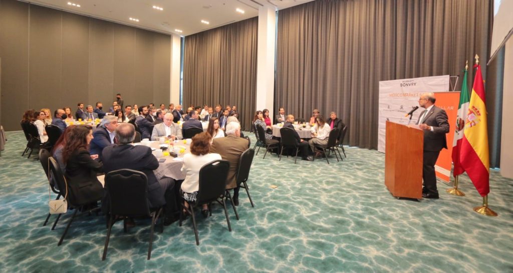 Imagen de los compañeros de Malasa Mex Contract asistiendo a uno de los desayunos organizados por la Cámara de Comercio Española en México.