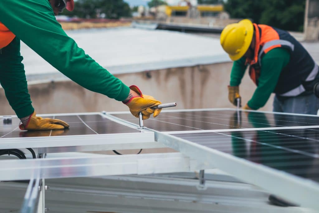 Imagen de la instalación de las placas solares realizada por Grupo Malasa