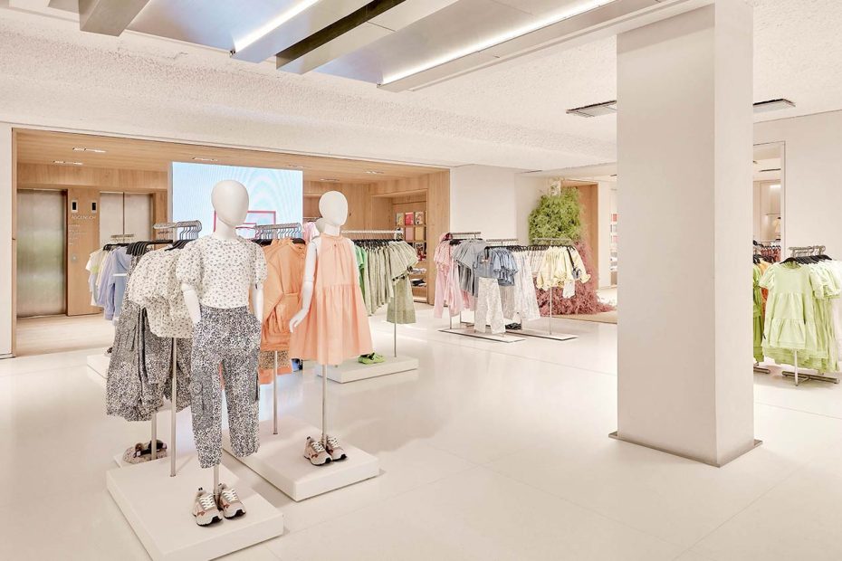 Escaparate interior de Zara Kids en Plaza España con maniquíes infantiles y percheros con ropa de temporada