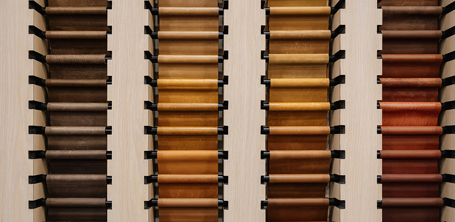 Paleta de colores cálidos con muestras de madera natural y acabados en tonos marrones para diseño de interiores.