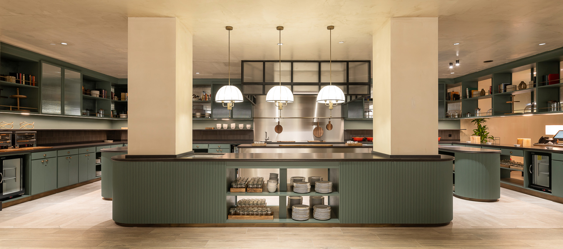 Espacio de cocina de hotel con materiales de alta calidad y colores neutros
