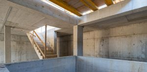 Se observa la estructura de hormigón armado de un edificio en construcción con escaleras visibles.