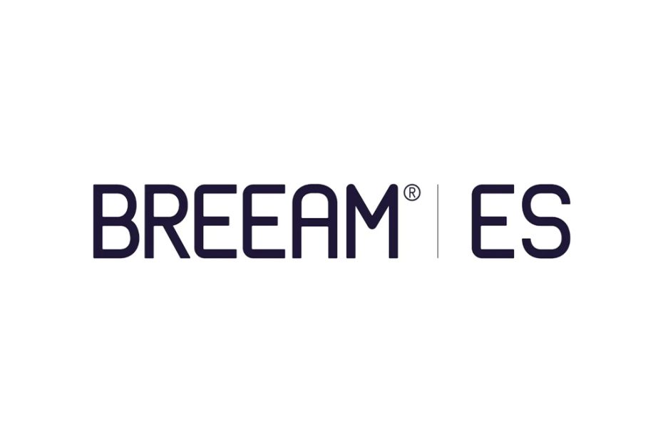 Logotipo corporativo de BREEAM ES con letras oscuras sobre un fondo completamente blanco.