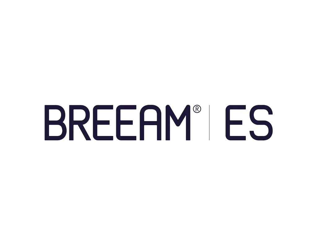 Logotipo corporativo de BREEAM ES con letras oscuras sobre un fondo completamente blanco.