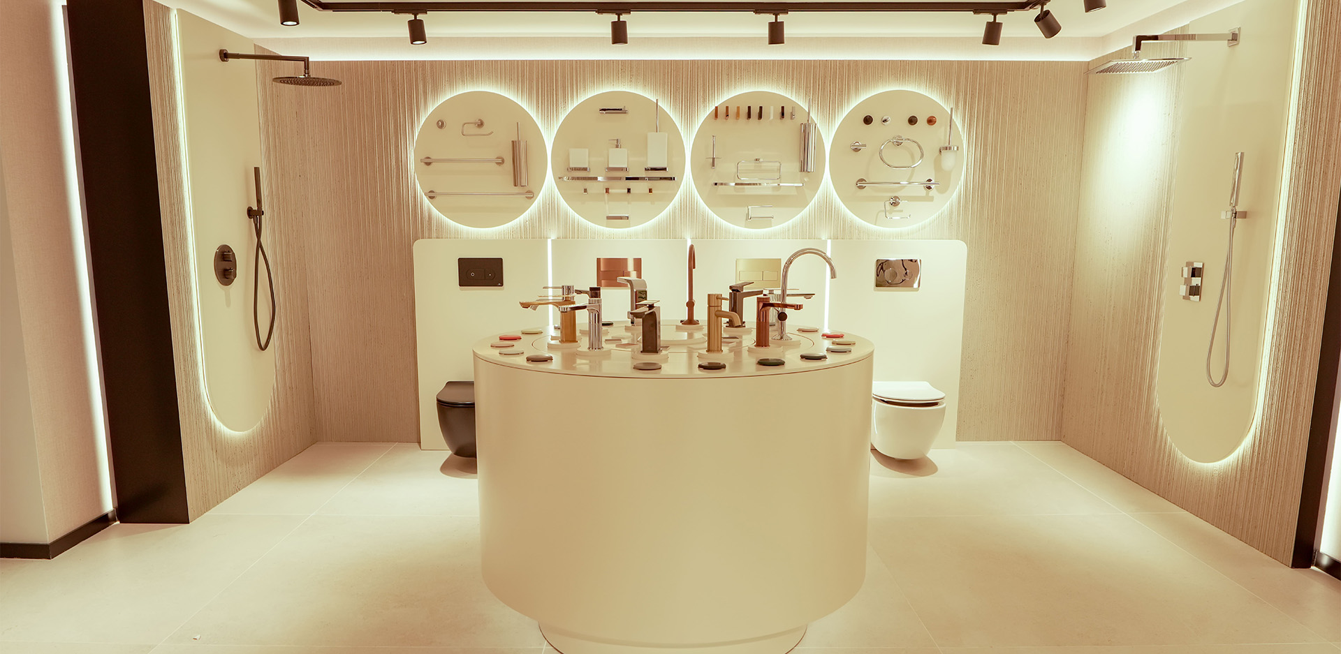 Exposición interior minimalista de sanitarios modernos, grifería elegante y accesorios de baño con iluminación cálida.