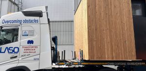 Transporte en camión de un módulo habitacional prefabricado de madera desde la fábrica.