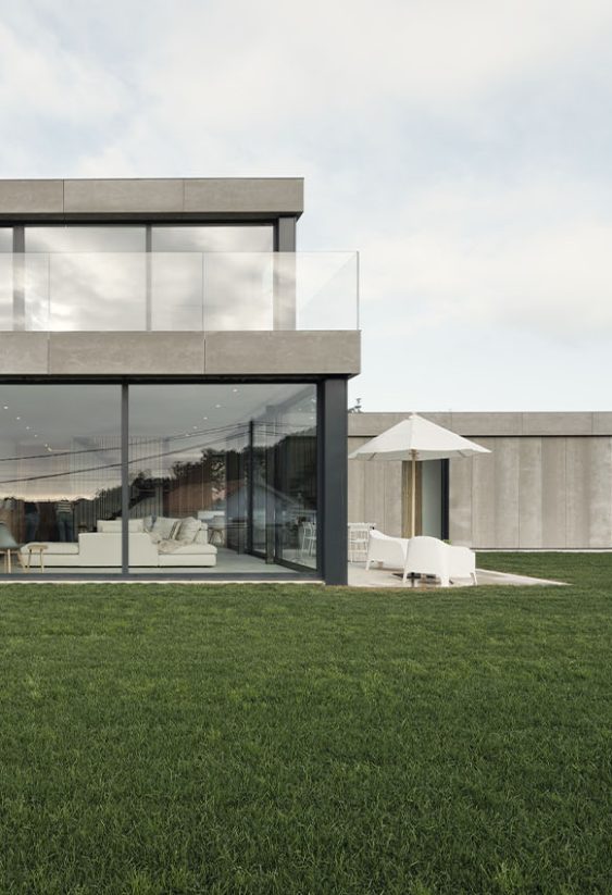Fachada de vivienda moderna de líneas rectas con grandes ventanales acristalados y césped verde en primer plano.