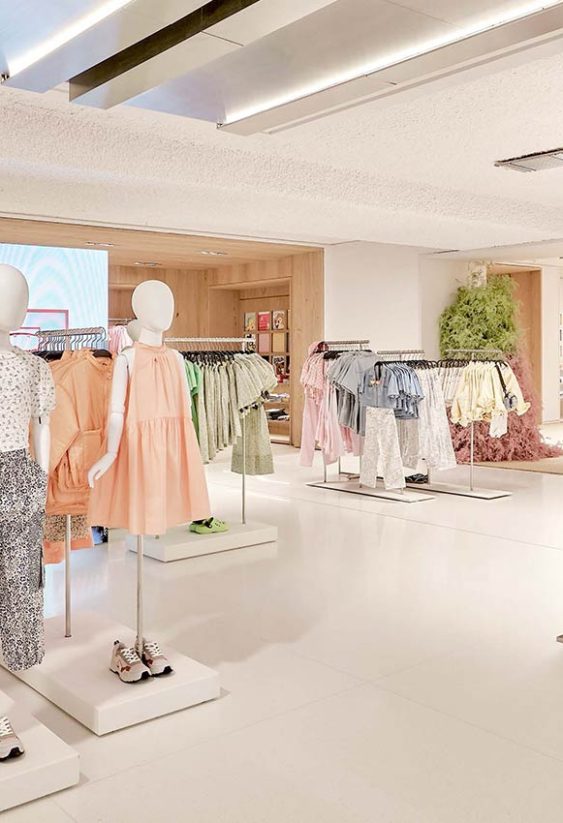 Escaparate interior de Zara Kids en Plaza España con maniquíes infantiles y percheros con ropa de temporada