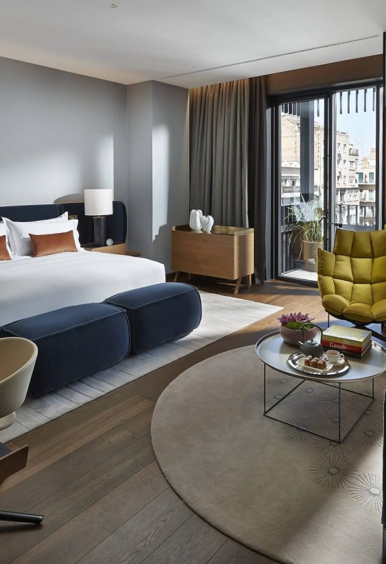 Dormitorio en el Hotel Mandarín Oriental Barcelona: cama doble, iluminación cálida y decoración contemporánea.