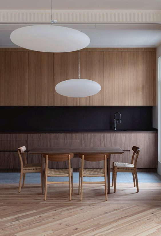 Interior de proyecto residencial en A Coruña: mobiliario en madera, iluminación cuidada y ambiente acogedor.